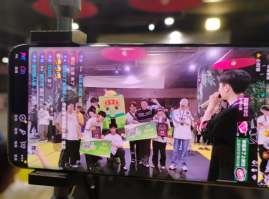 人们在看台上的人演出形貌已自动天生