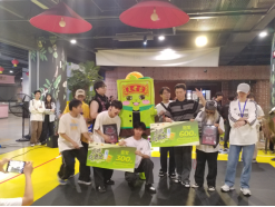 一群人站在室内形貌已自动天生